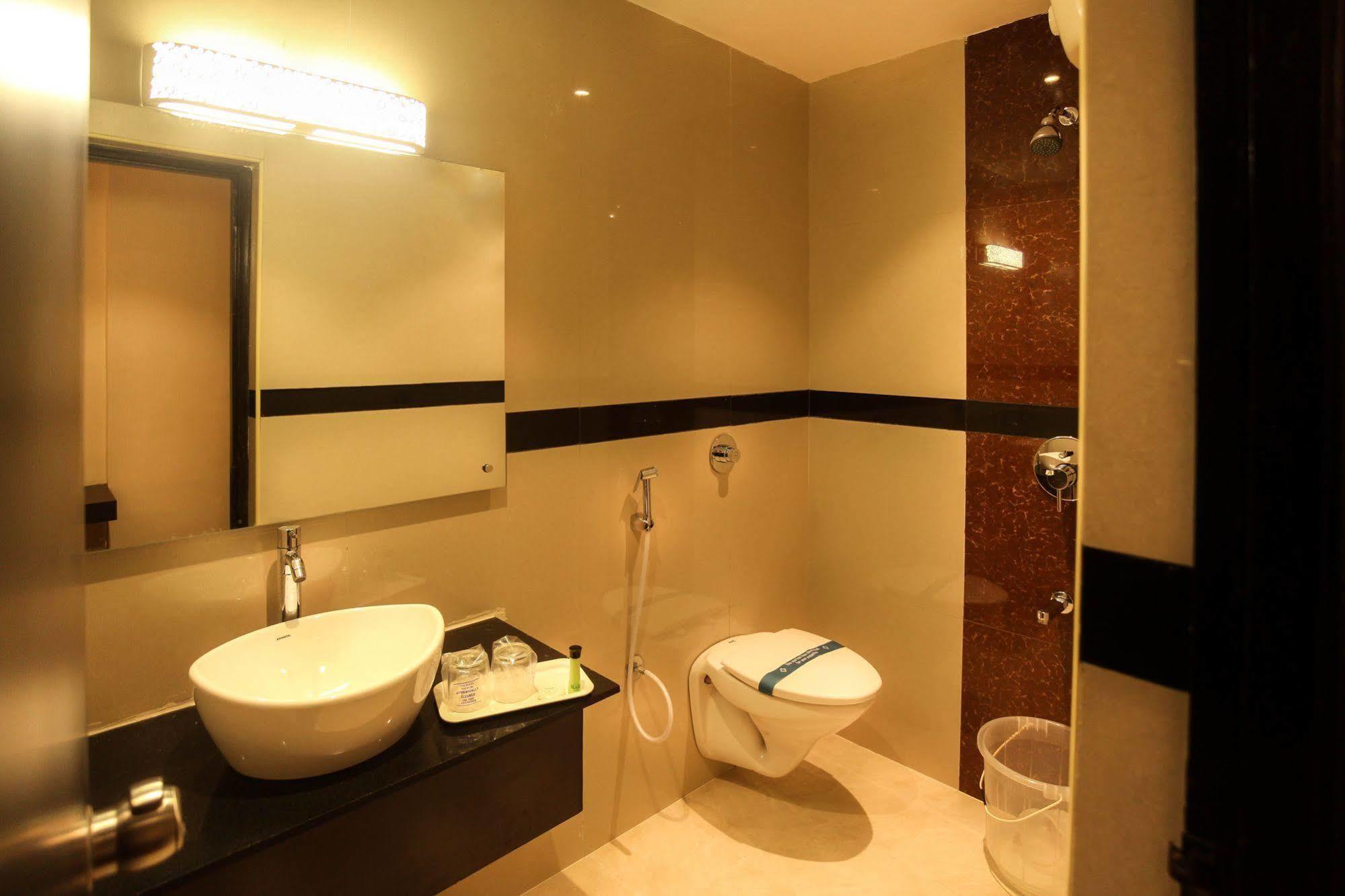 Hotel Mars Classic Chennai Esterno foto